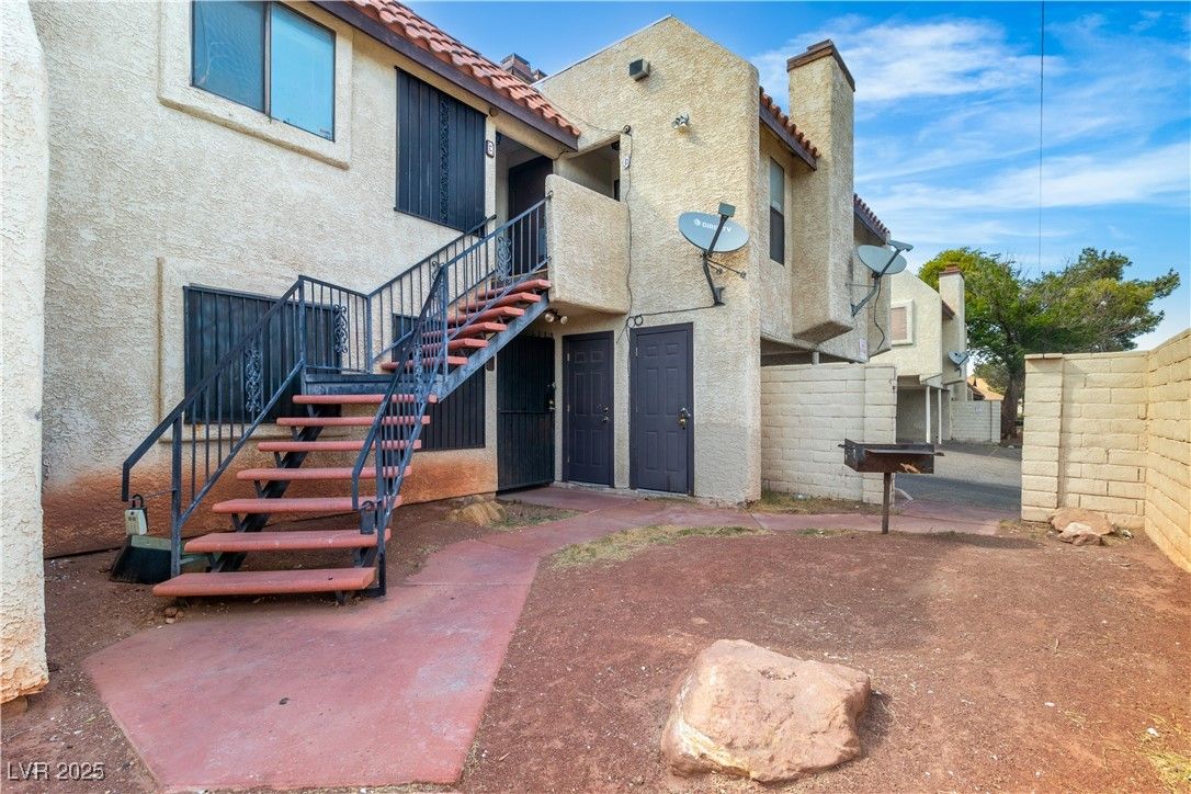 2200 Venus Avenue C — photo 2