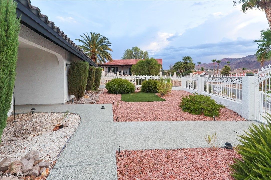 935 Vista Lago Way — photo 2
