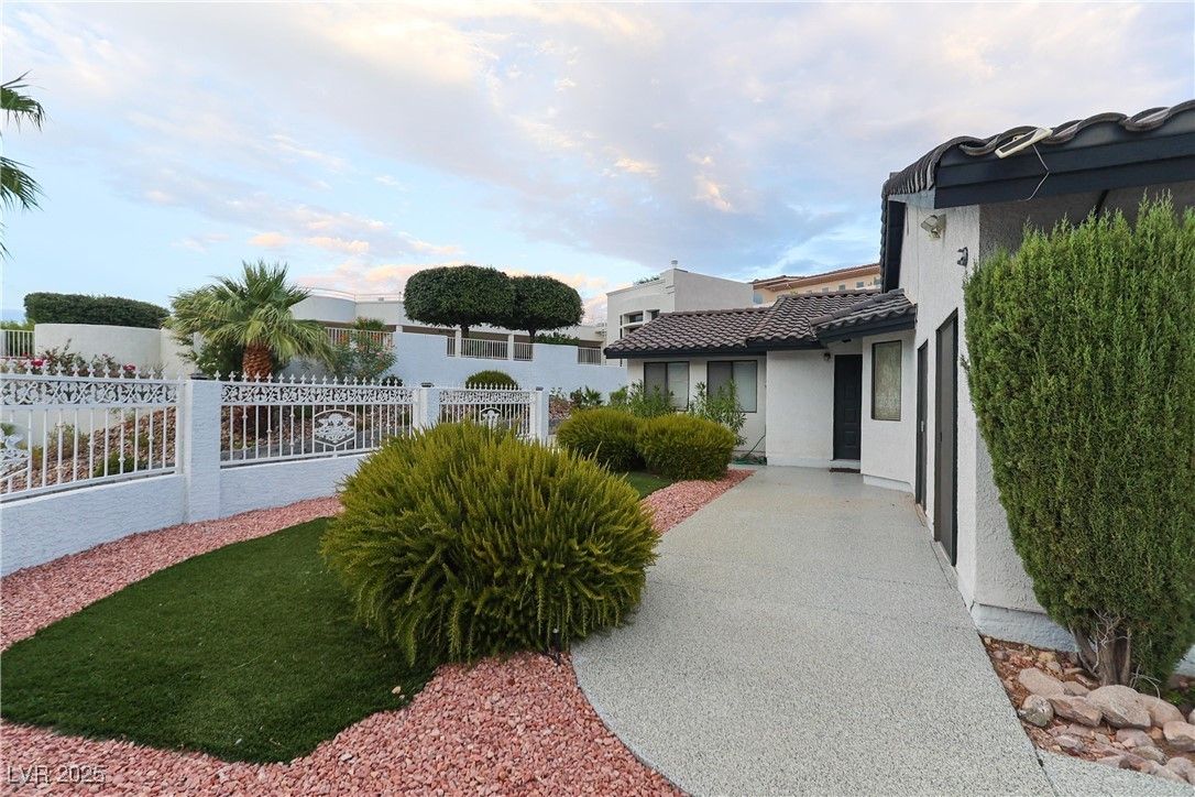 935 Vista Lago Way — photo 3