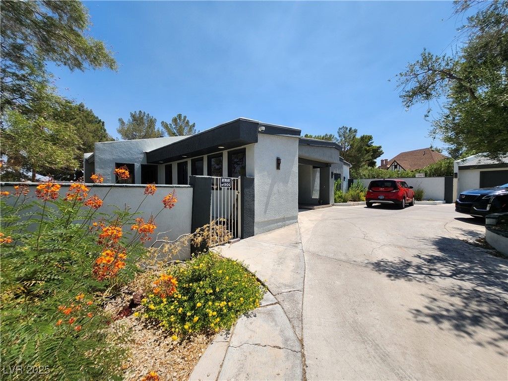 3131 East Katie Avenue — photo 1
