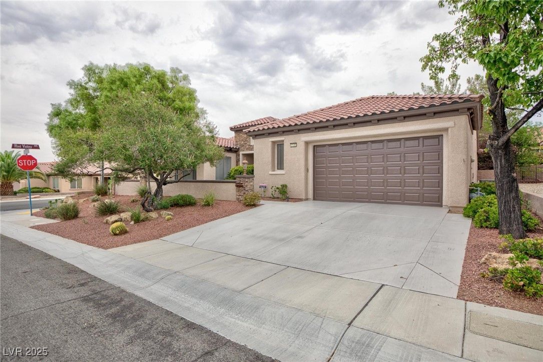 2120 Twin Falls Drive — photo 1