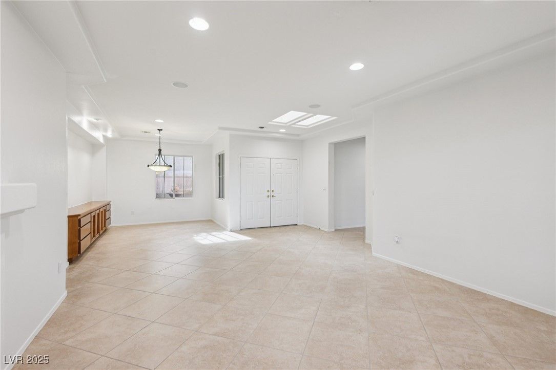 1691 Wellington Springs Avenue — photo 5 of 51