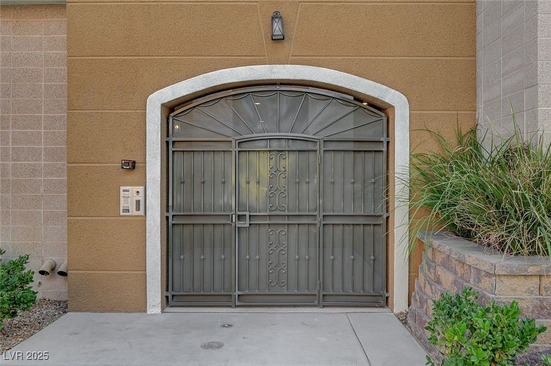 9129 Las Manaitas Avenue 302 — photo 2