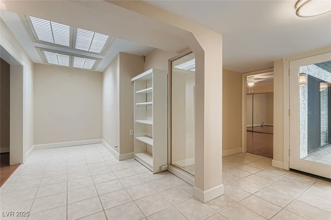 2543 Laconia Avenue — photo 5
