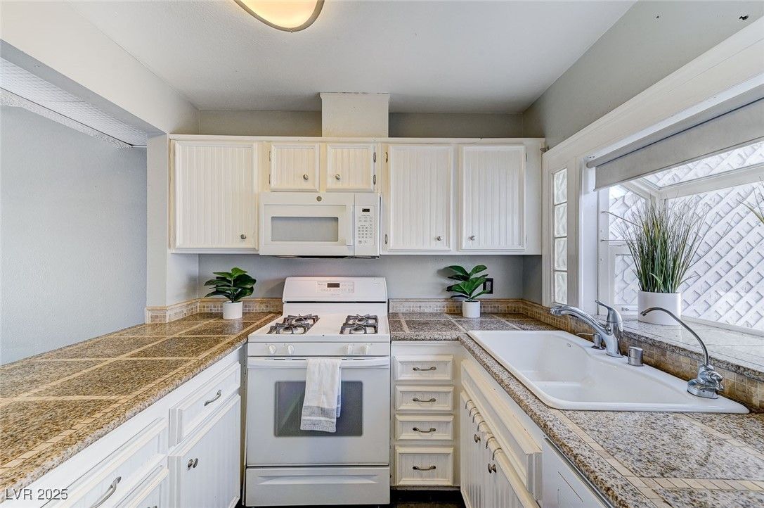 4045 Great Plains Way — photo 2