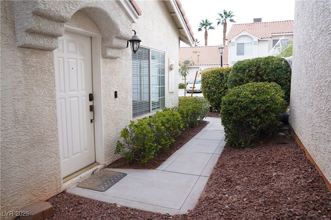 5958 Greenery View Lane — photo 4
