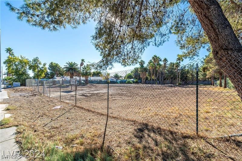 3515 East Sunset Road — photo 4 of 11