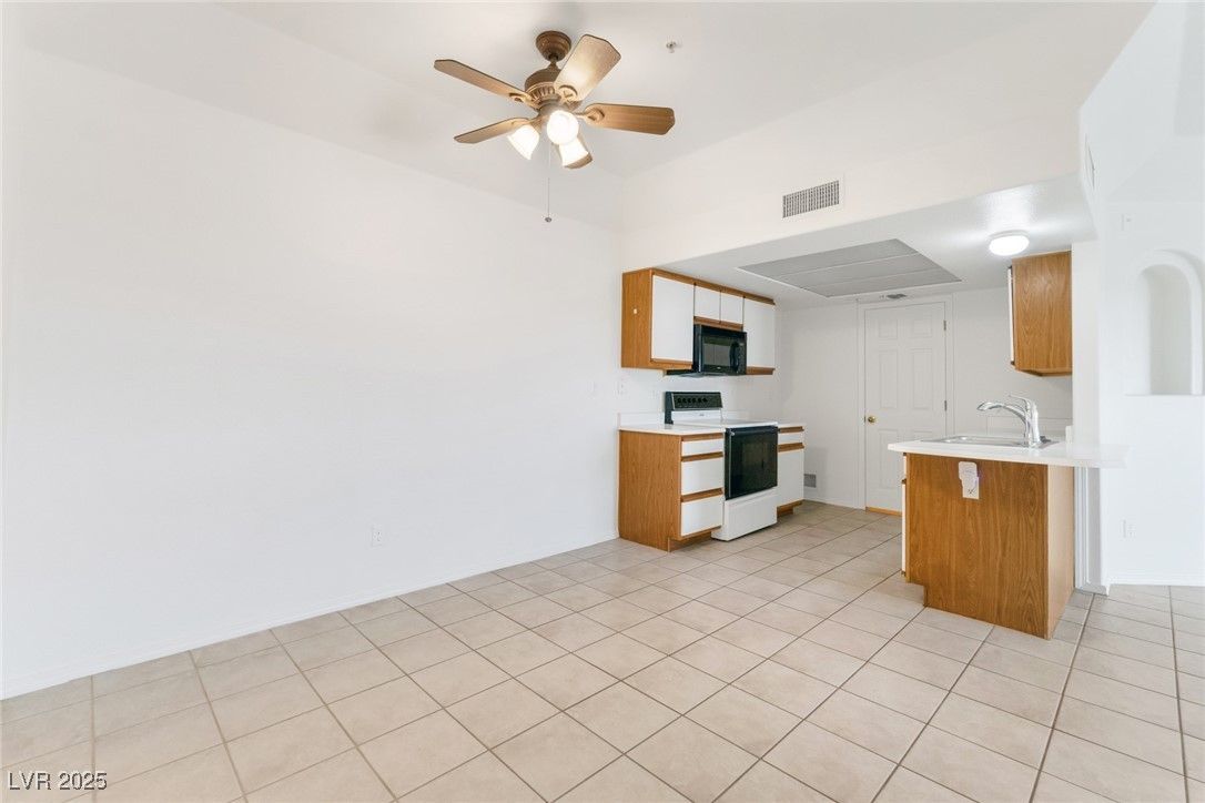 3550 Bay Sands Drive 1098 — photo 4 of 31