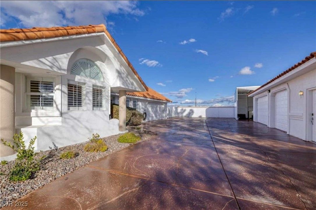 3240 West Richmar Avenue — photo 4 of 50
