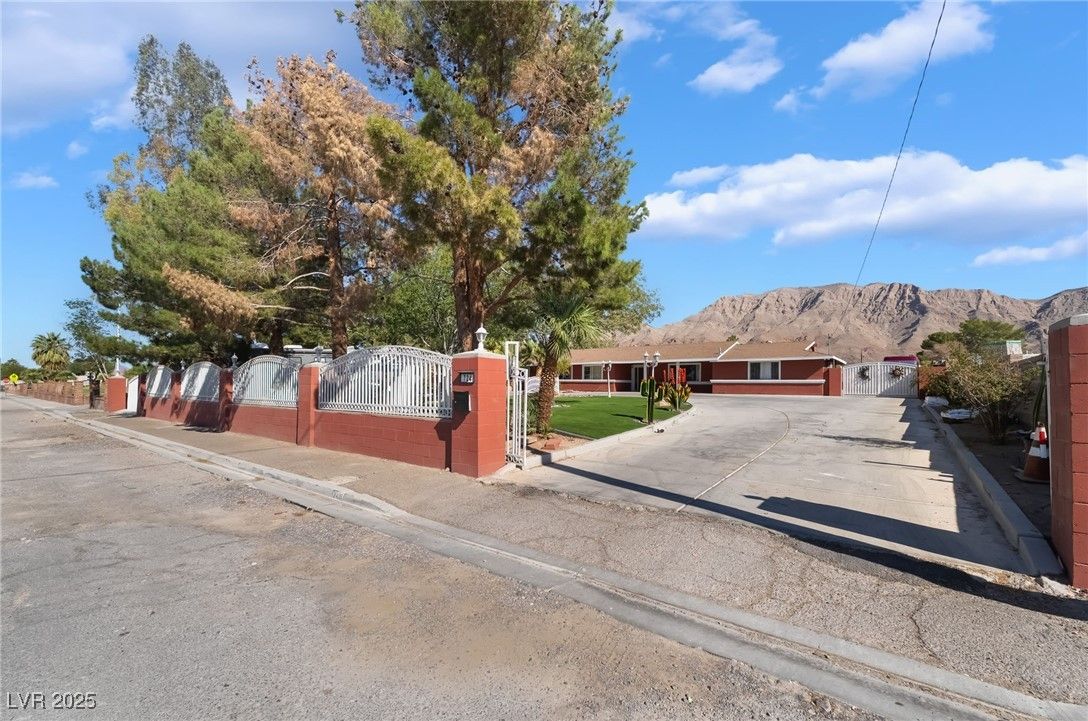 724 North Fogg Street — photo 3