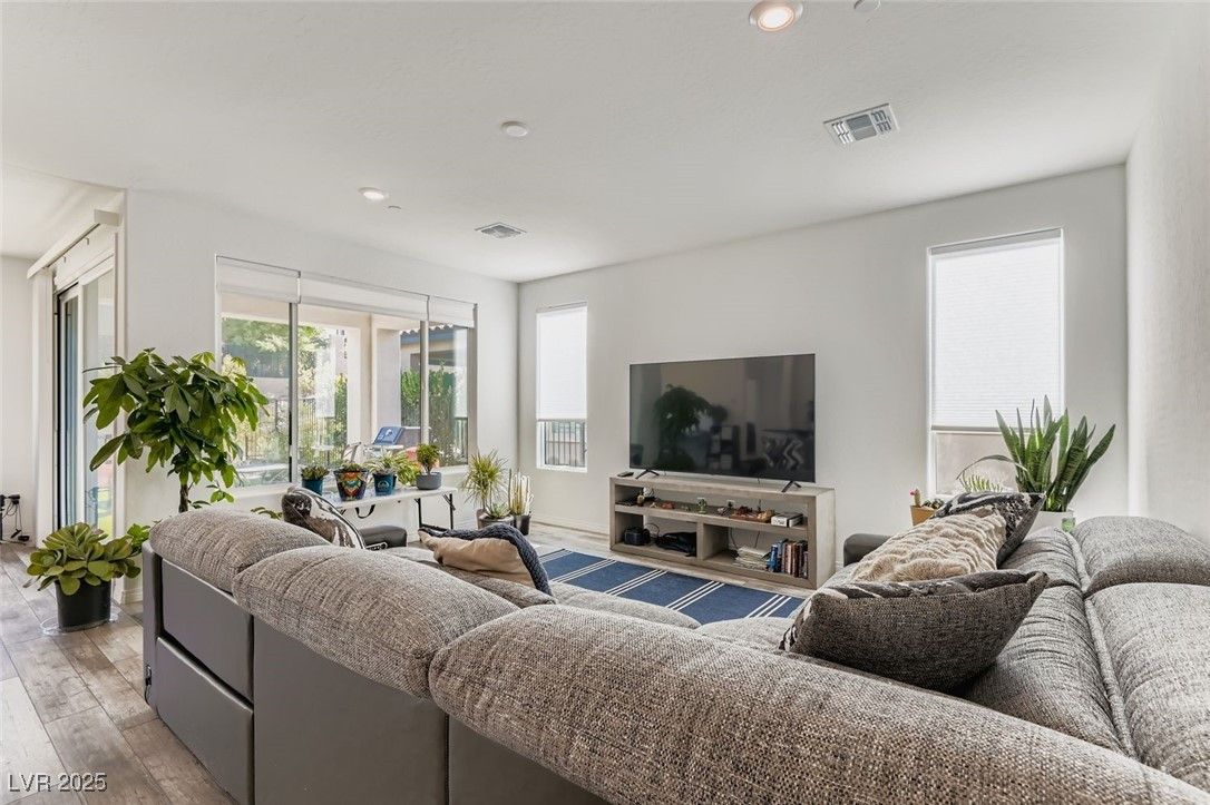 116 Lake Oasis Street — photo 4 of 30