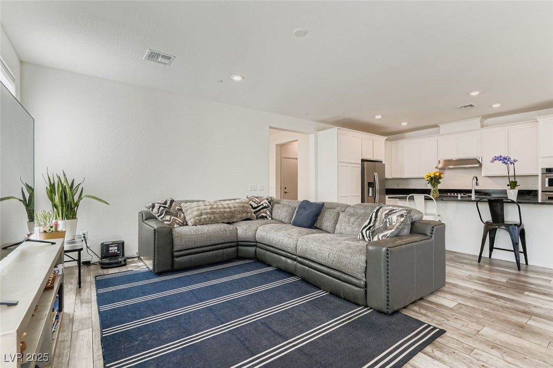 116 Lake Oasis Street — photo 5 of 30