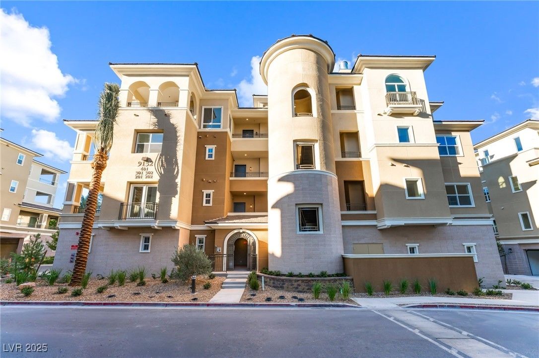9132 Las Manaitas Avenue 401 — photo 2