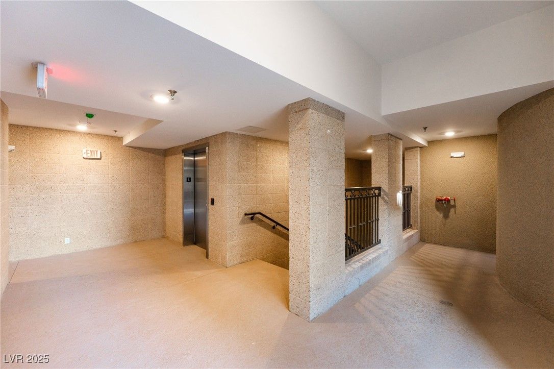 9132 Las Manaitas Avenue 401 — photo 5