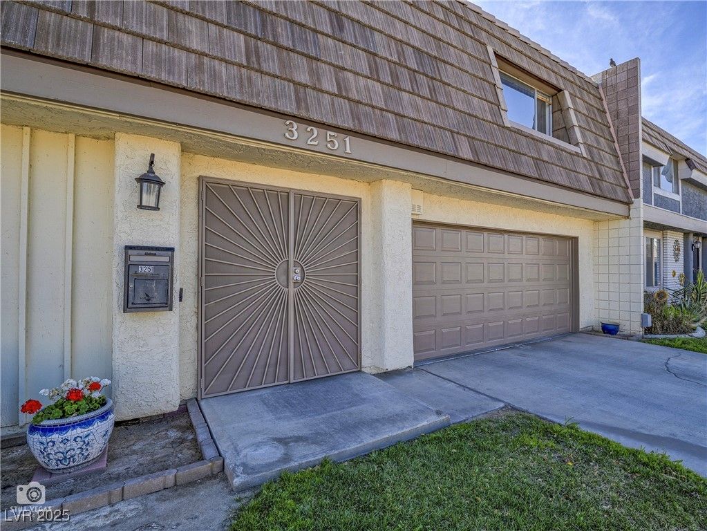 3251 Southridge Avenue — photo 3 of 26