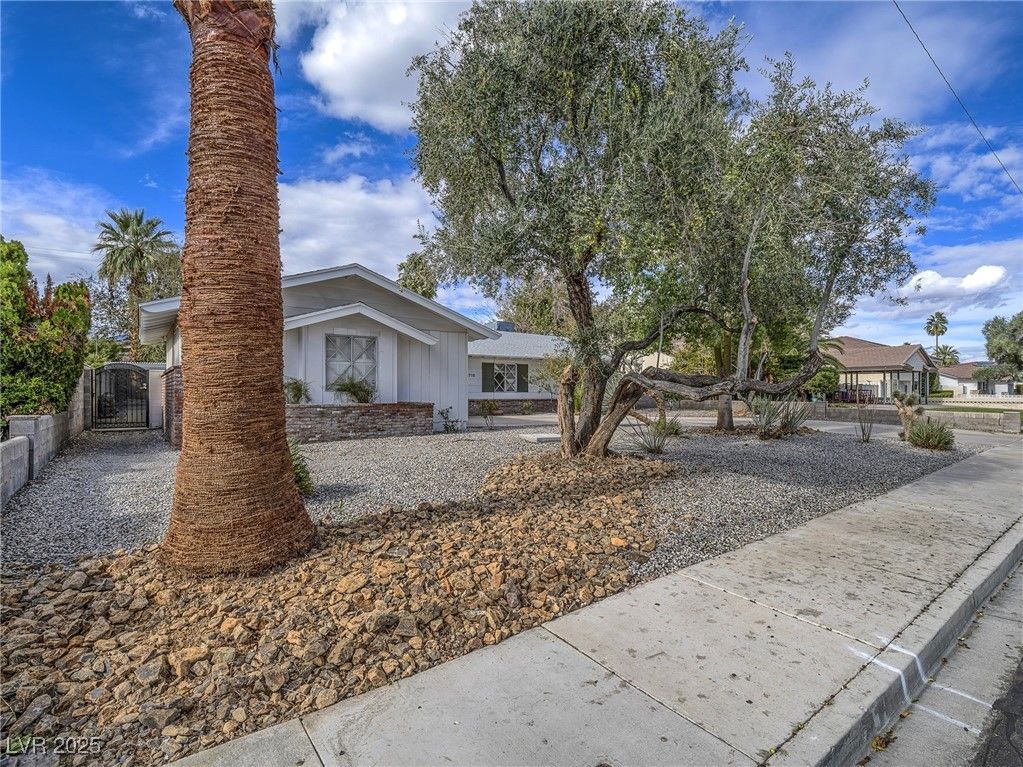 1716 Chapman Drive — photo 3 of 42