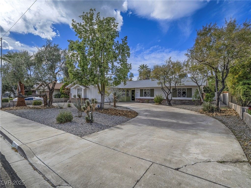 1716 Chapman Drive — photo 4 of 42