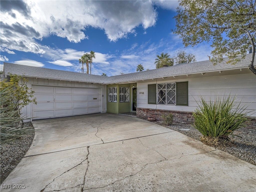 1716 Chapman Drive — photo 5 of 42
