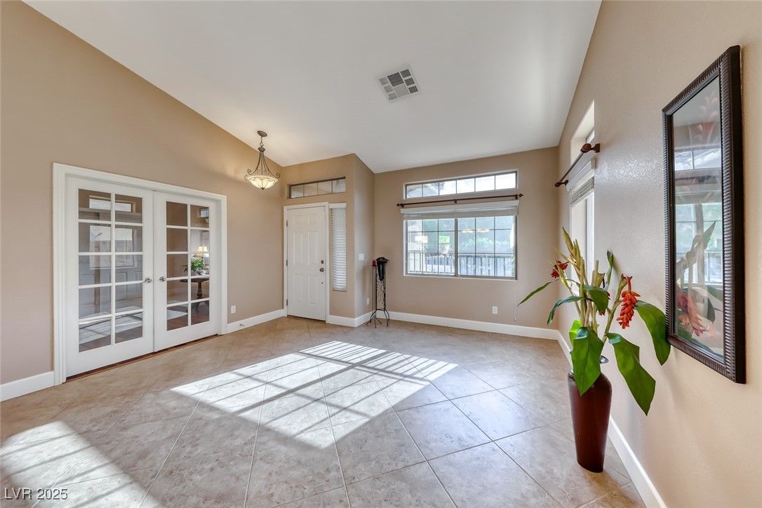 2764 Craigmillar Street — photo 2