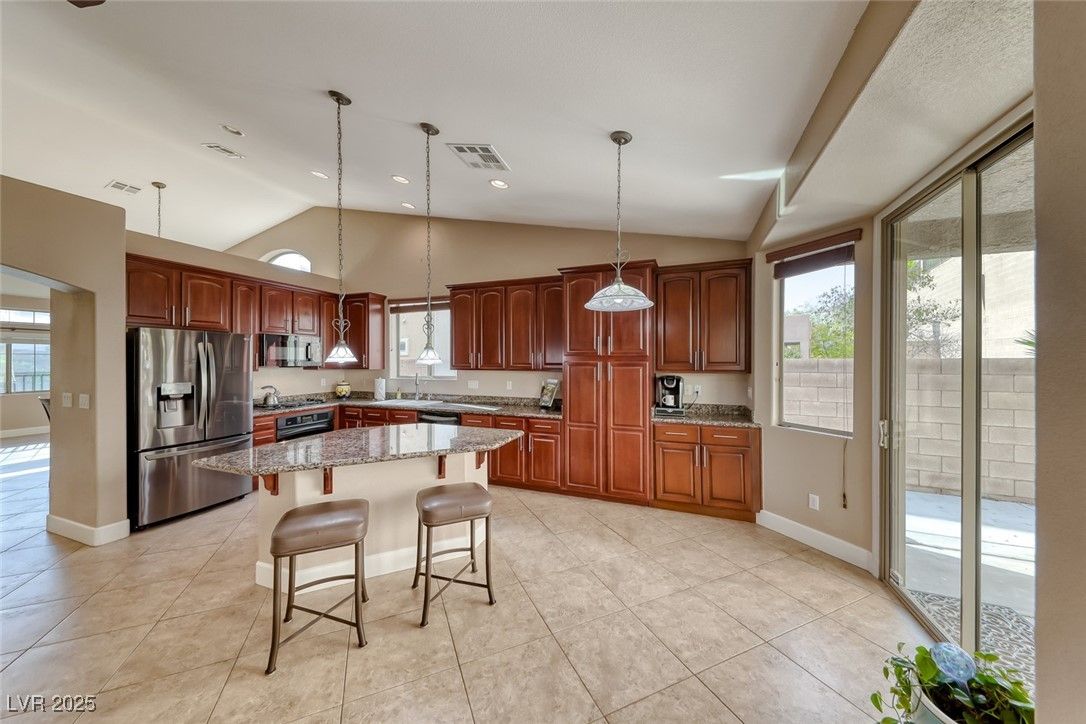 2764 Craigmillar Street — photo 3