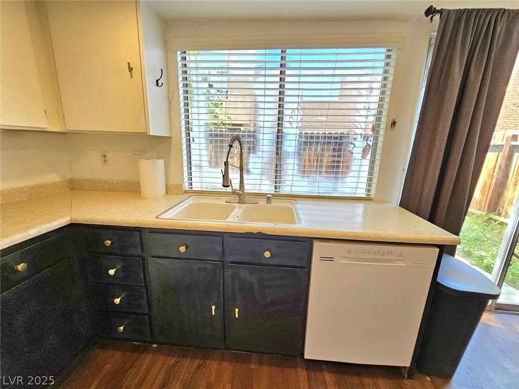 1460 Hialeah Drive B — photo 3