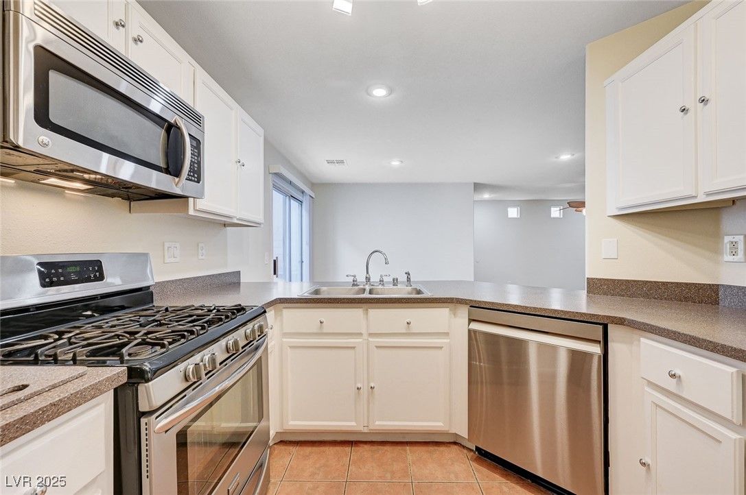 10038 Crisp Clover Street — photo 4 of 15