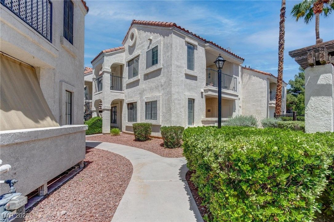 4860 Nara Vista Way 104 — photo 3