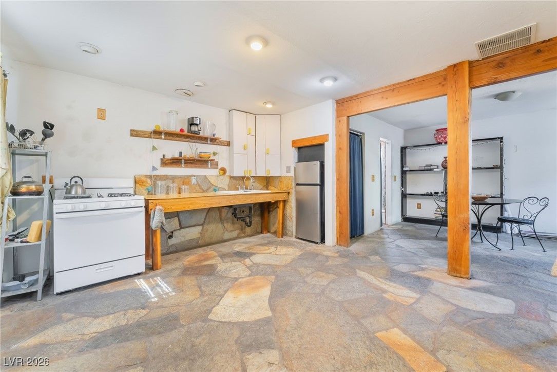 2532 Arrowhead Street — photo 4 of 29