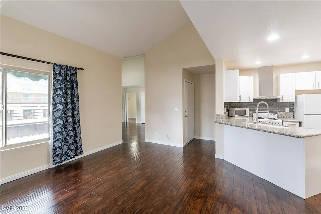 450 Elm Drive 206 — photo 2