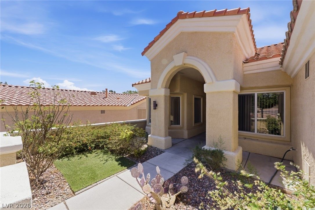 10527 Mission Lakes Avenue — photo 4 of 51