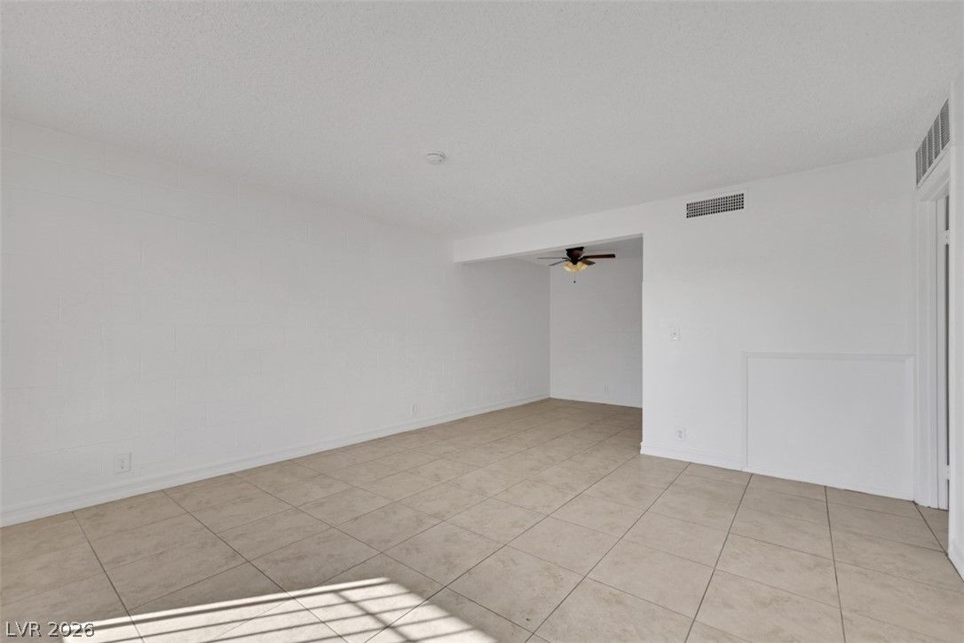 585 South Royal Crest Circle 16 — photo 4