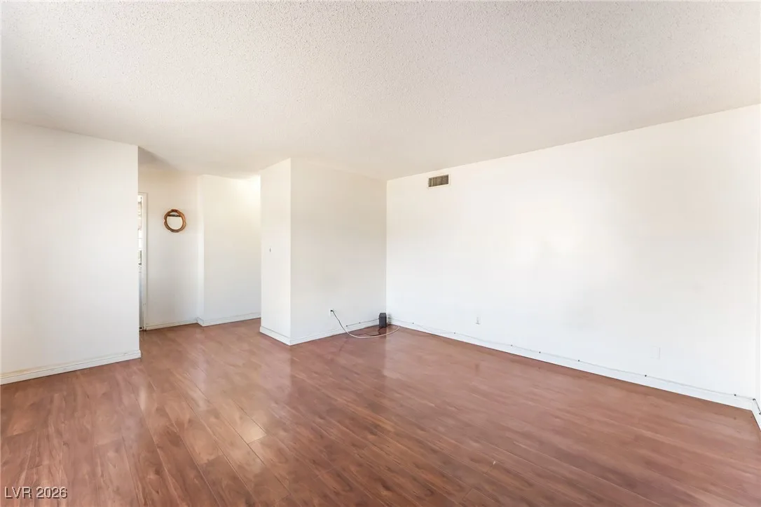 3091 Oxford Lane — photo 2