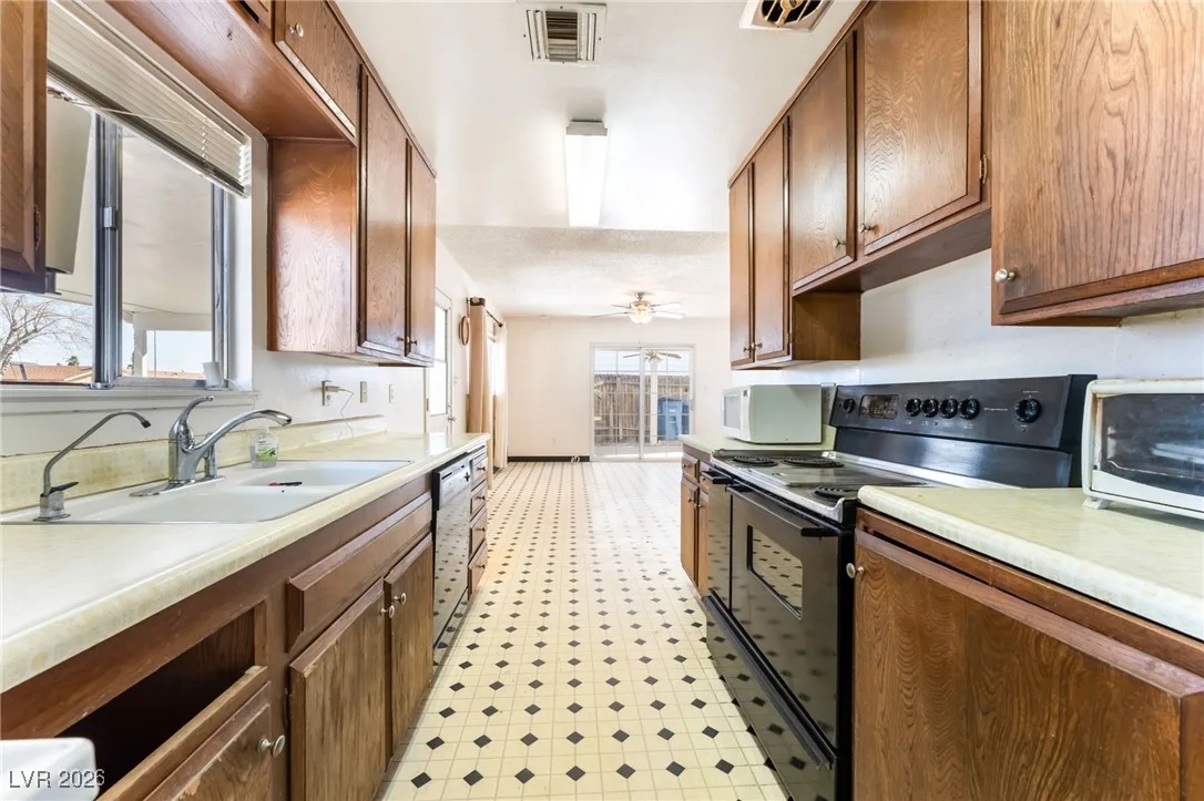 3091 Oxford Lane — photo 4