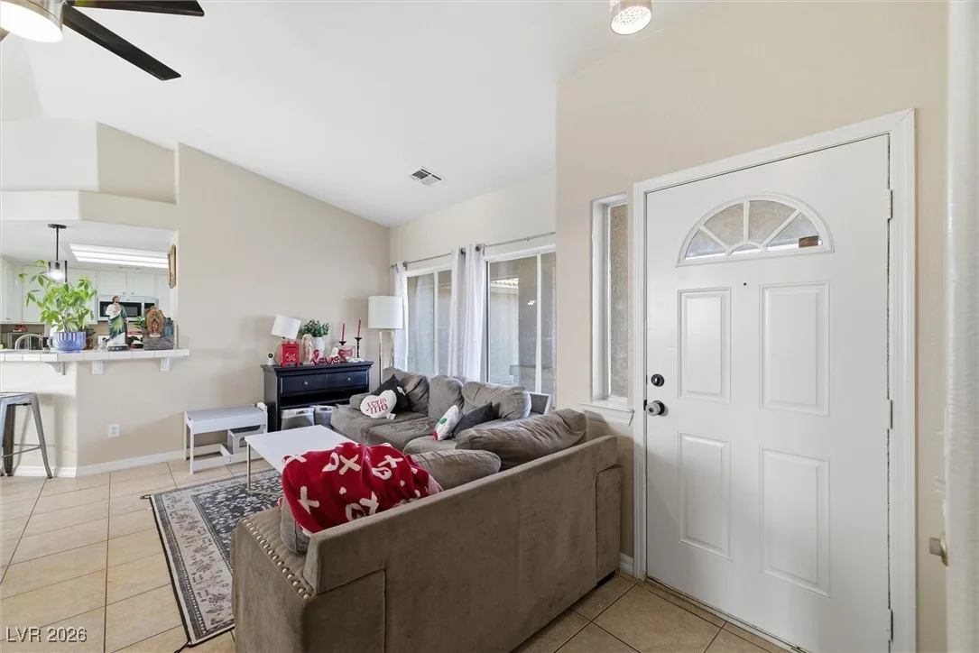581 West Leslie Street — photo 4