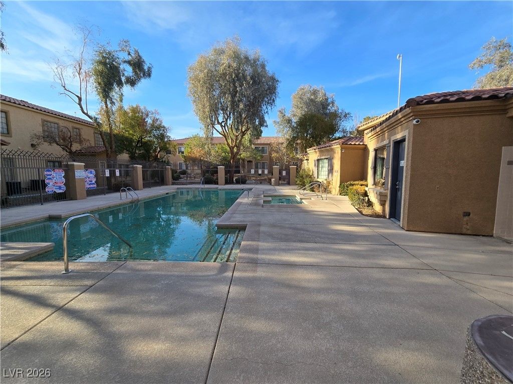 2011 Sue Court 203 — photo 4
