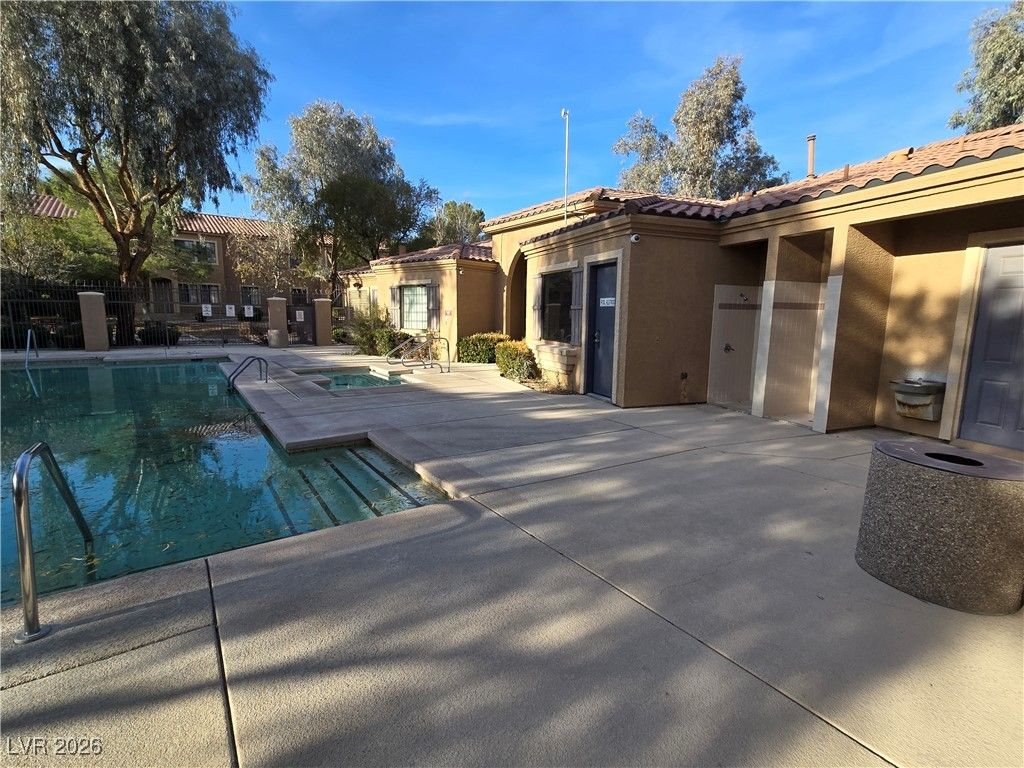 2011 Sue Court 203 — photo 5