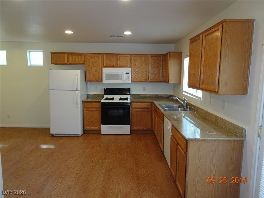 5247 Starter Avenue — photo 5 of 17