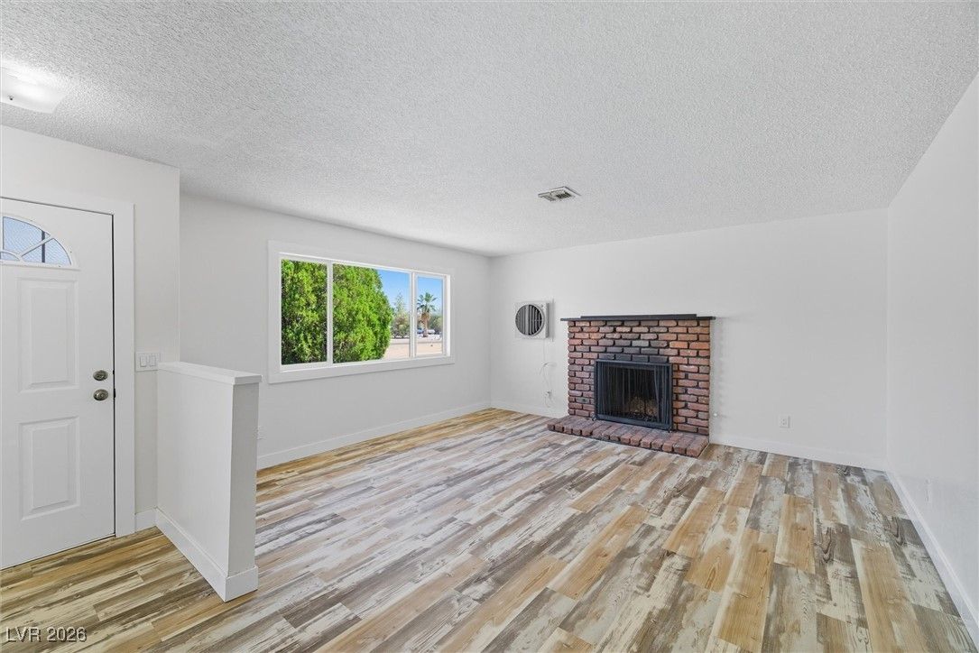 2710 South Rainbow Avenue — photo 4 of 27