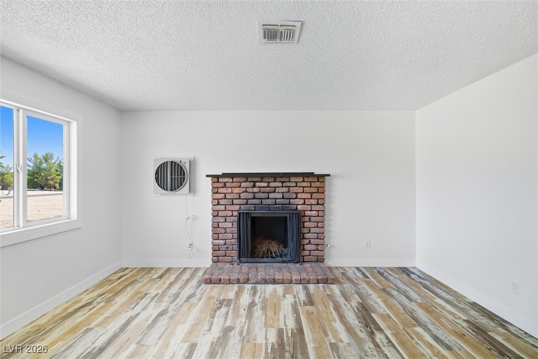 2710 South Rainbow Avenue — photo 5 of 27