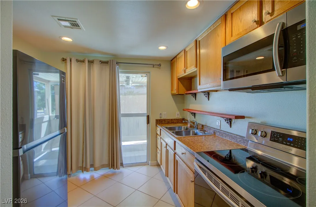 628 B Avenue A — photo 3