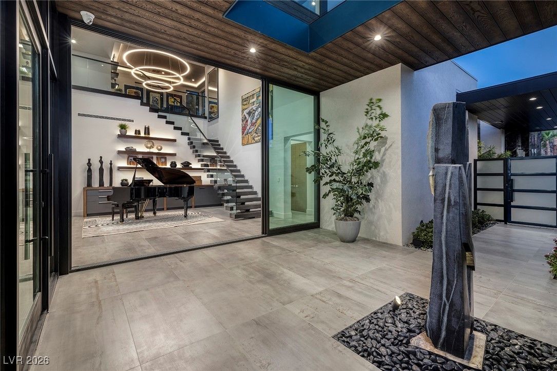 525 Overlook Rim Drive — photo 2