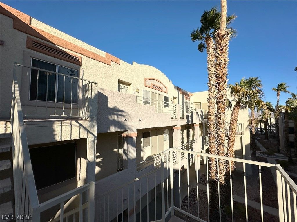 2076 Mesquite Lane 302 — photo 2