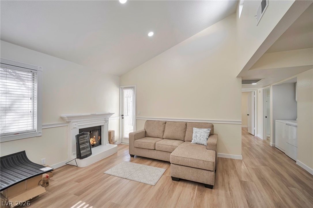 1701 East Katie Avenue 8 — photo 2