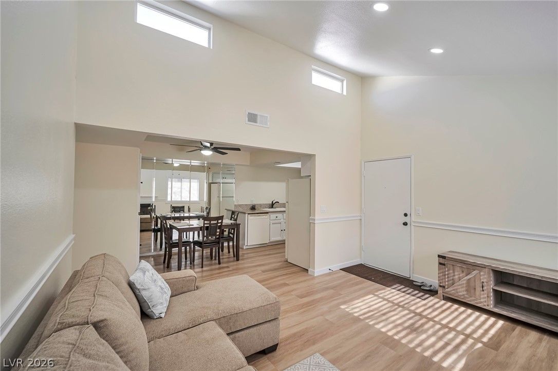 1701 East Katie Avenue 8 — photo 4