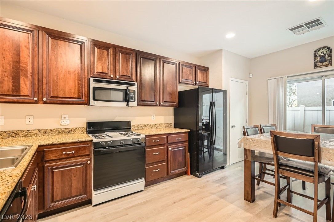 3411 Holly Avenue — photo 4 of 11