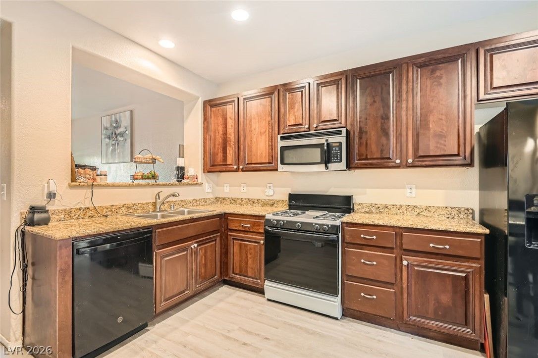3411 Holly Avenue — photo 5 of 11