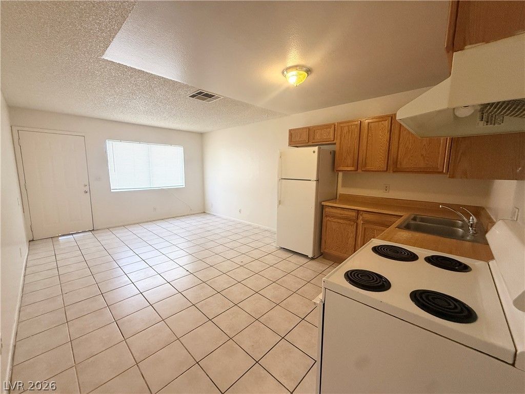 4220 Stewart Avenue 2 — photo 4 of 9
