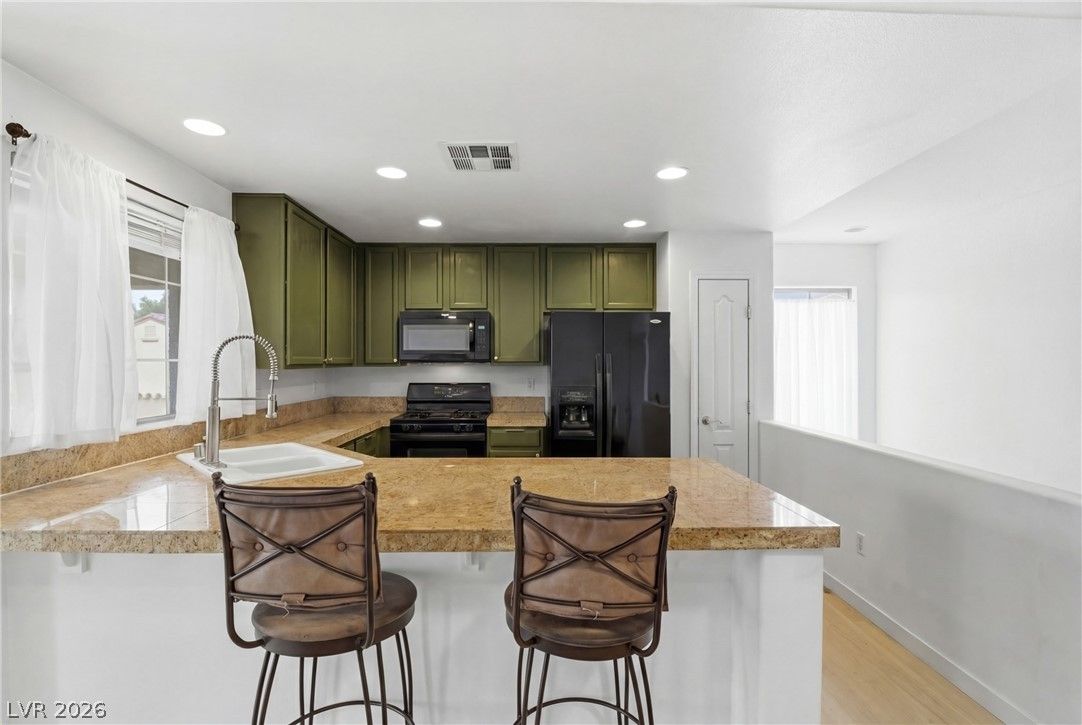 7295 Diamond Canyon Lane 202 — photo 3