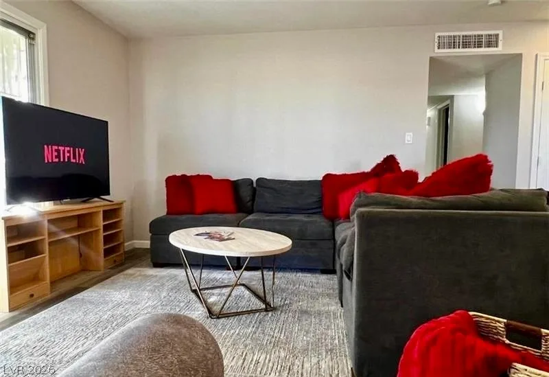6401 Evergreen Avenue — photo 2