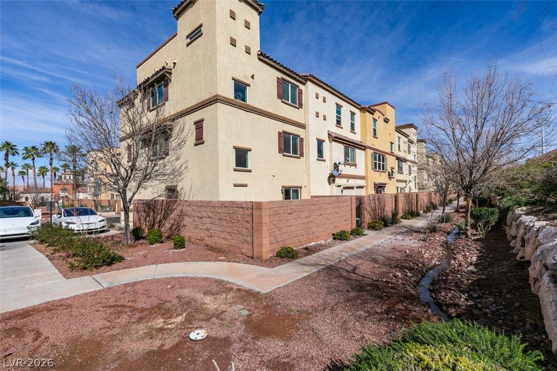 1525 Spiced Wine Avenue 17105 — photo 3